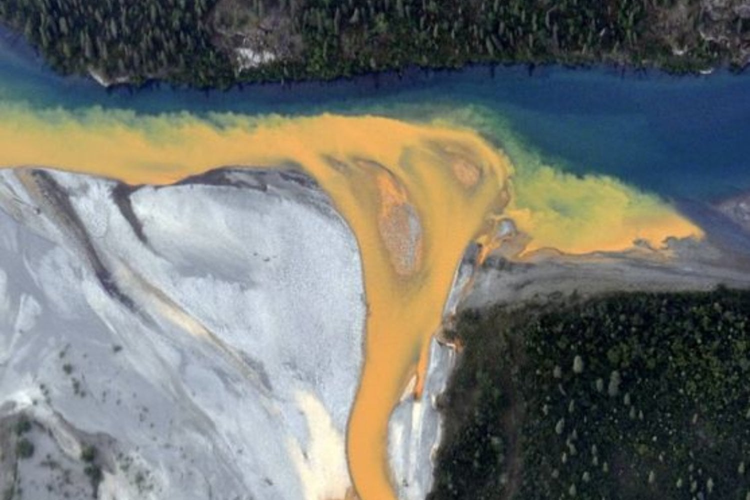 En Alaska hay ríos que se están volviendo naranja sin ninguna mina que lo explique. El culpable llevaba miles de años congelado bajo tierra