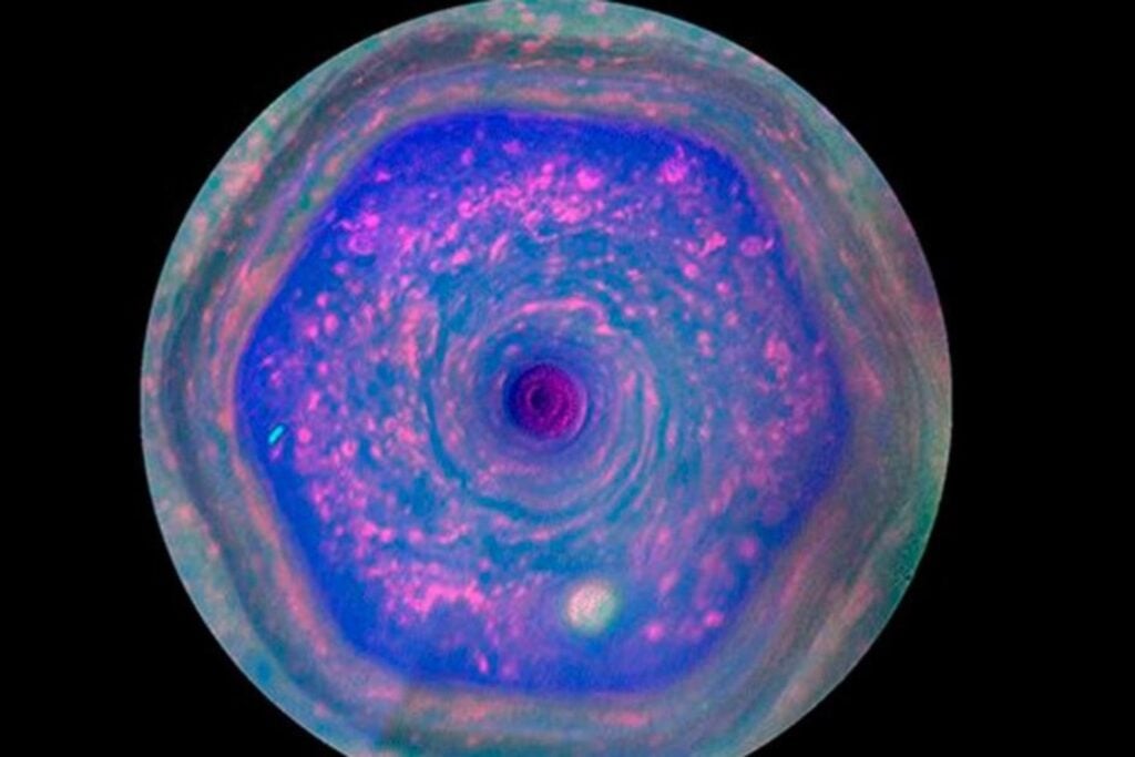 Saturno tenía un hexágono gigante que desconcertaba a los científicos desde hace 40 años. Ahora el Hubble ha encontrado algo todavía más extraño en el otro polo