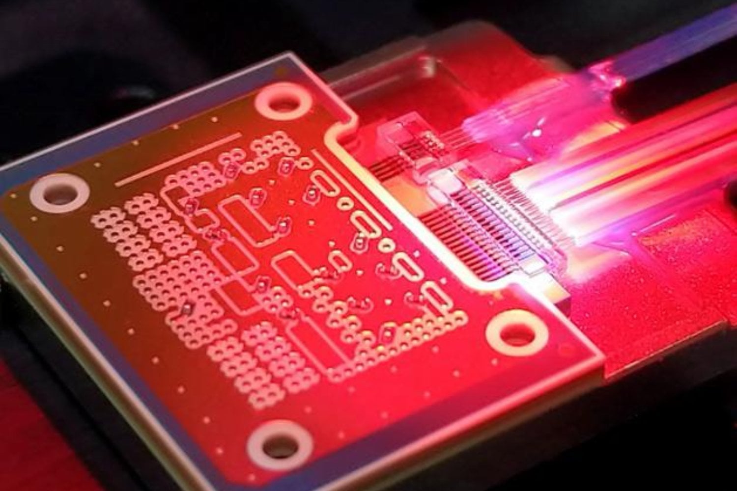 La inteligencia artificial tiene un problema gigantesco con el consumo de energía y agua. La solución podría estar en sustituir el cobre por luz