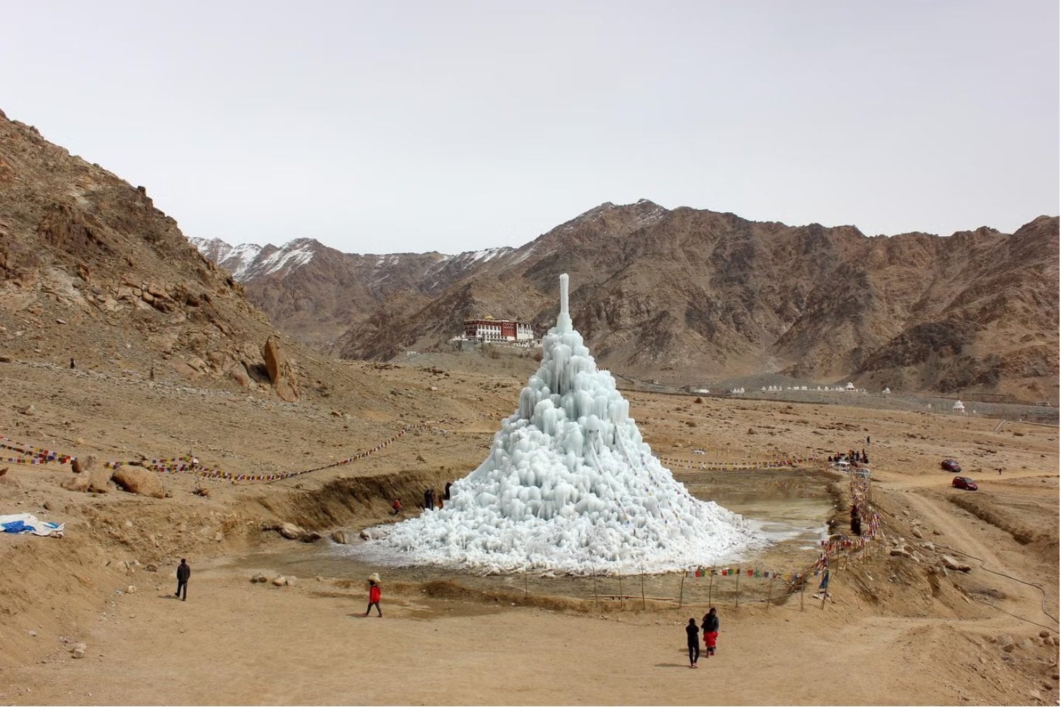 En uno de los desiertos más secos del planeta, el agua llegaba cuando ya era demasiado tarde. Un ingeniero decidió hacer una locura: fabricar glaciare