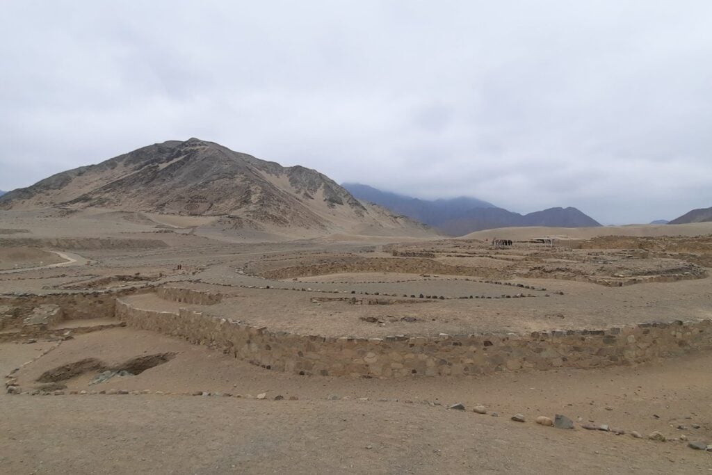 Una ciudad de hace 5.000 años logró sobrevivir a terremotos e inundaciones. Ahora Perú vuelve a recurrir a sus secretos para enfrentar a El Niño
