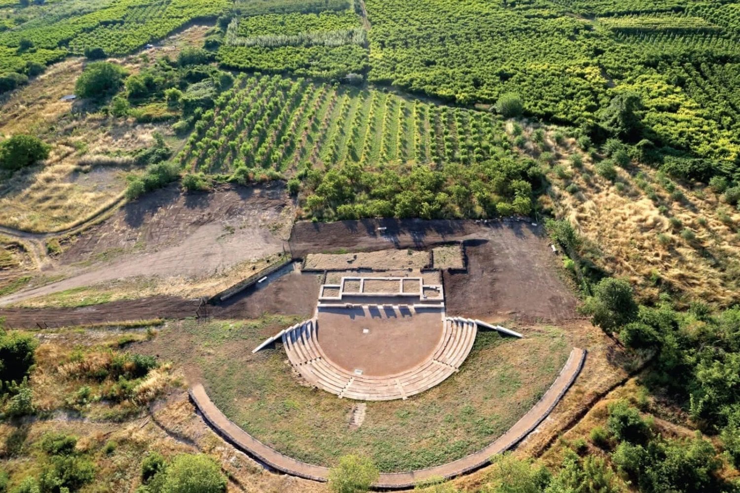 La escuela donde Aristóteles habría formado a Alejandro Magno está saliendo de la tierra. Dos salones de 2.400 años cuentan una historia inesperada