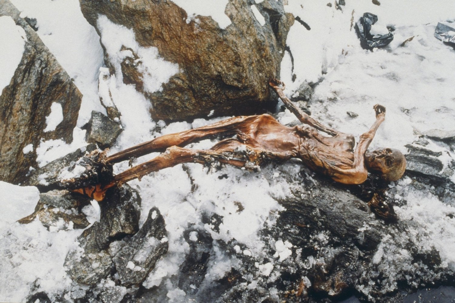El hielo conservó momias y secretos de los vikingos durante miles de años. Ahora está derritiéndose y los científicos descubren algo que podría desaparecer para siempre