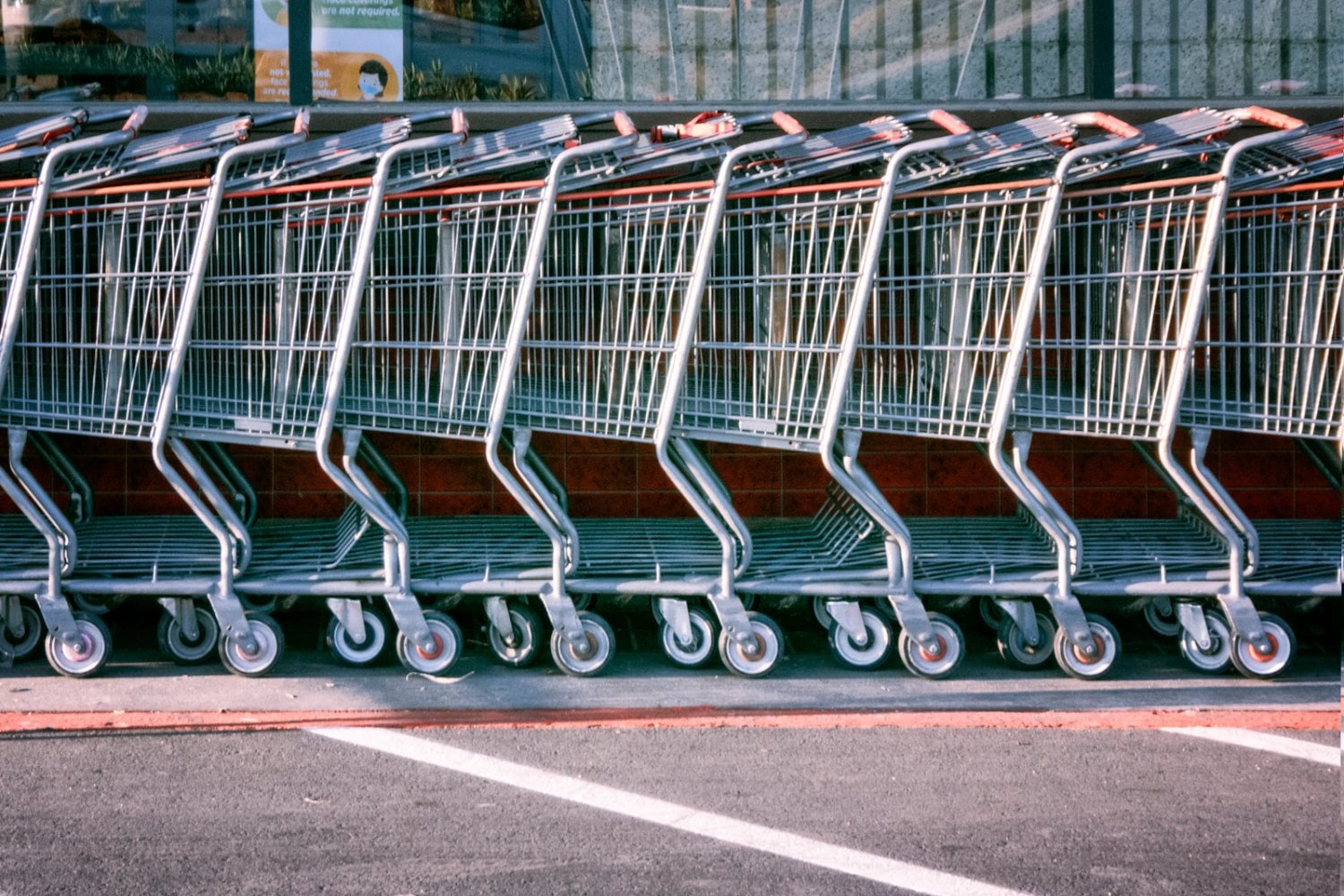 Hay personas que nunca se van del supermercado sin devolver el carrito de compras a su lugar. La psicología explica qué puede esconderse detrás de este pequeño gesto cotidiano