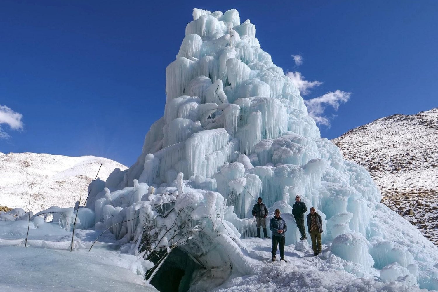 En uno de los desiertos más secos del planeta, el agua llegaba cuando ya era demasiado tarde. Un ingeniero decidió hacer una locura: fabricar glaciare