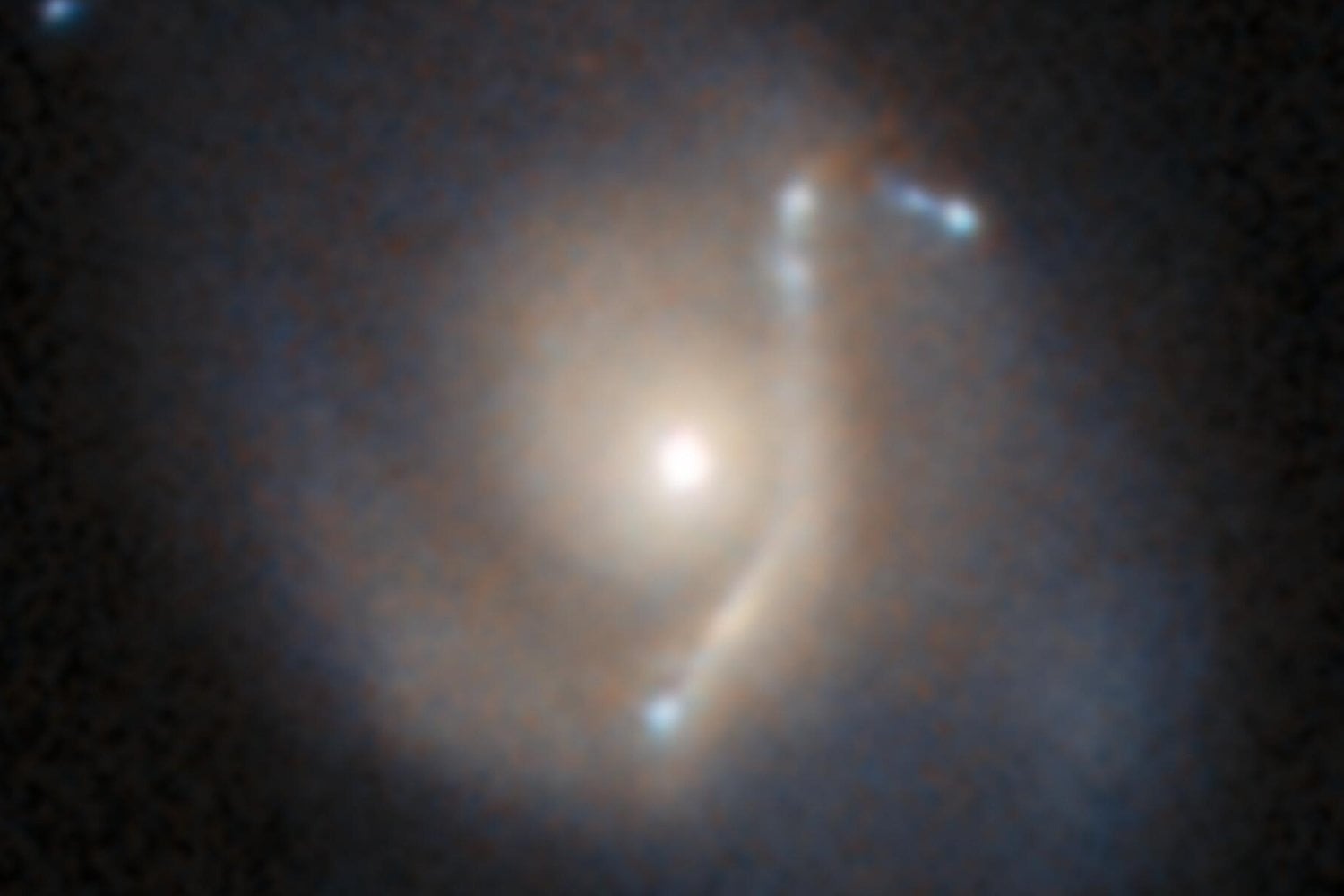 El telescopio Hubble fotografió algo extraño a 8.000 millones de años luz. La misma galaxia aparece dos veces y podría ayudar a revelar la materia oscura