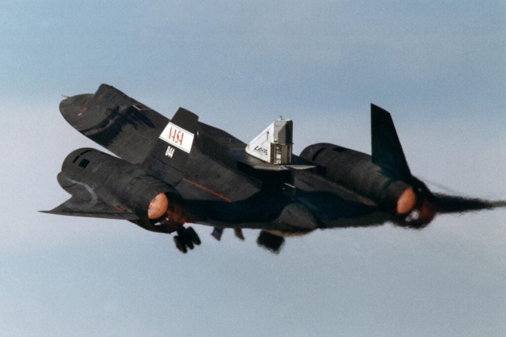 El SR-71 Blackbird volaba a más de 3.500 km/h con un combustible tan difícil de encender que apagaba cerillas. La solución fue todavía más extrema