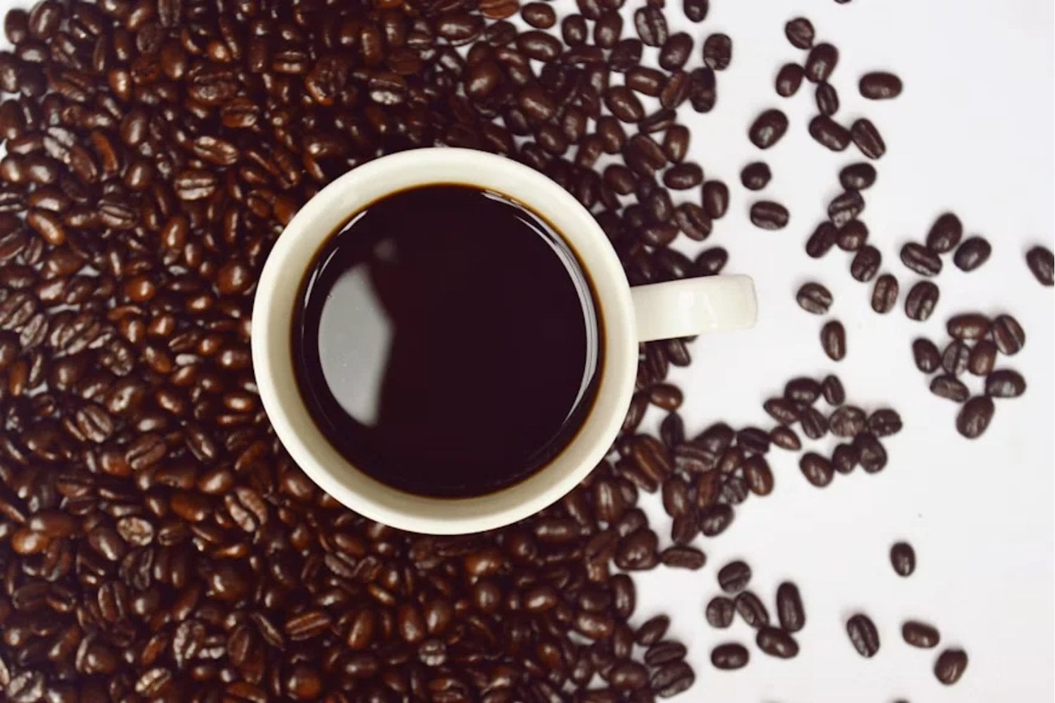 La ciencia llevaba décadas estudiando cómo el café nos despierta. Ahora descubrió que también podría estar cambiando nuestro cerebro desde el intestino