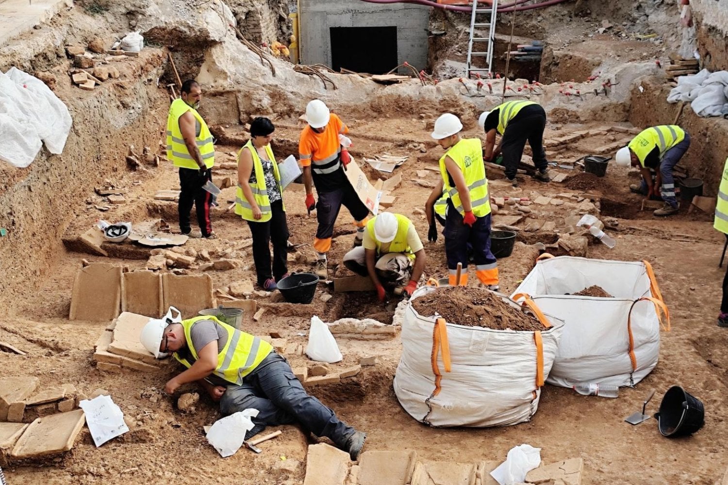Málaga quería ampliar su metro y terminó encontrando una ciudad de muertos bajo sus calles. Hay más de mil cuerpos romanos y una historia que nadie esperaba