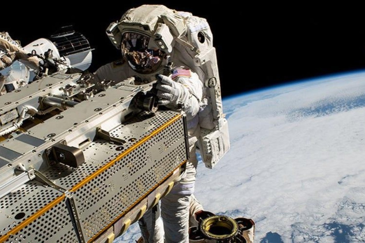 Dos astronautas salen de la Estación Espacial Internacional para instalar un panel solar. La NASA prepara una mejora que también será clave para su despedida