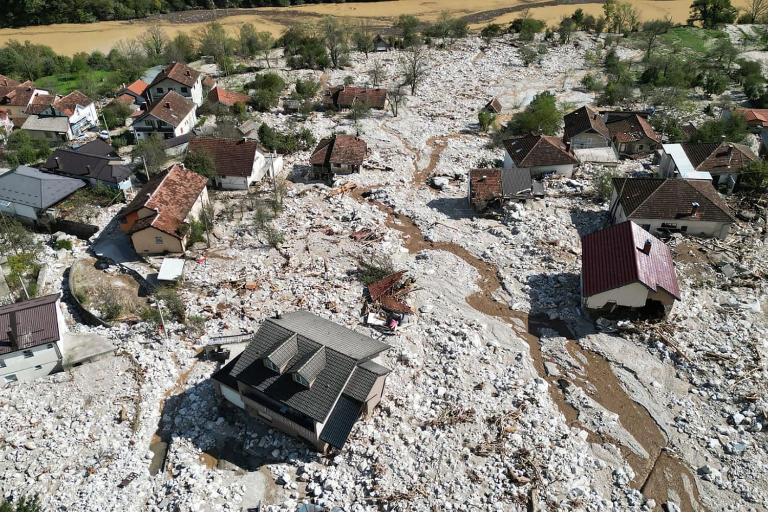 El 0,1% más rico del planeta contamina más que 3.500 millones de personas juntas. Un nuevo estudio revela que algunos también ganan dinero con los desastres climáticos