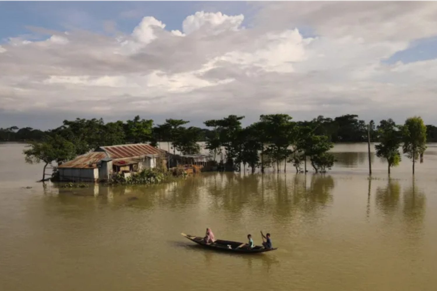 El 0,1% más rico del planeta contamina más que 3.500 millones de personas juntas. Un nuevo estudio revela que algunos también ganan dinero con los desastres climáticos