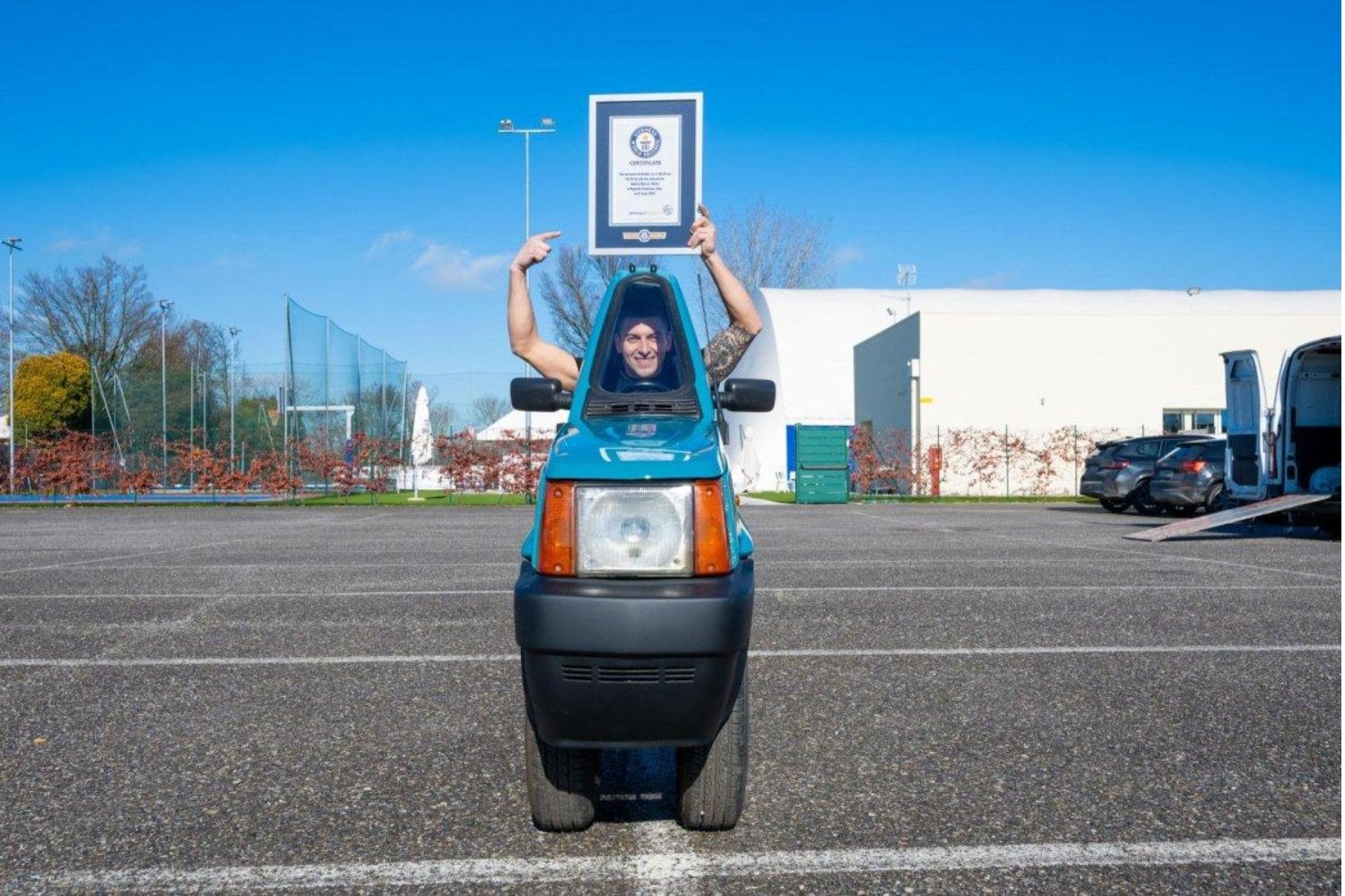 Un mecánico italiano cortó un Fiat Panda por la mitad para conseguir algo que parecía absurdo. Ahora tiene un récord Guinness y el coche sigue funcionando