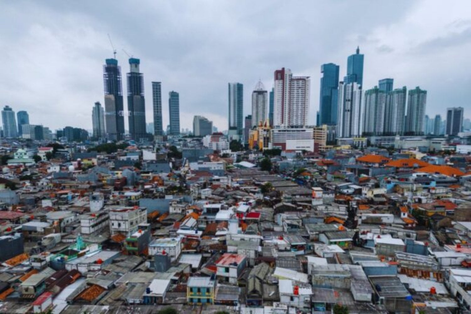 El 0,1% más rico del planeta contamina más que 3.500 millones de personas juntas. Un nuevo estudio revela que algunos también ganan dinero con los desastres climáticos