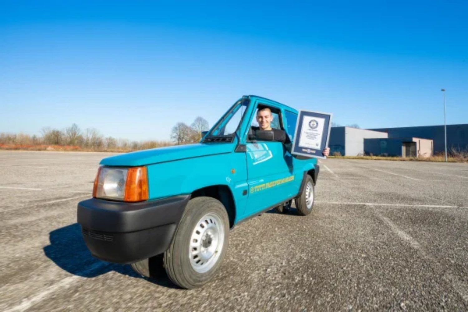 Un mecánico italiano cortó un Fiat Panda por la mitad para conseguir algo que parecía absurdo. Ahora tiene un récord Guinness y el coche sigue funcionando