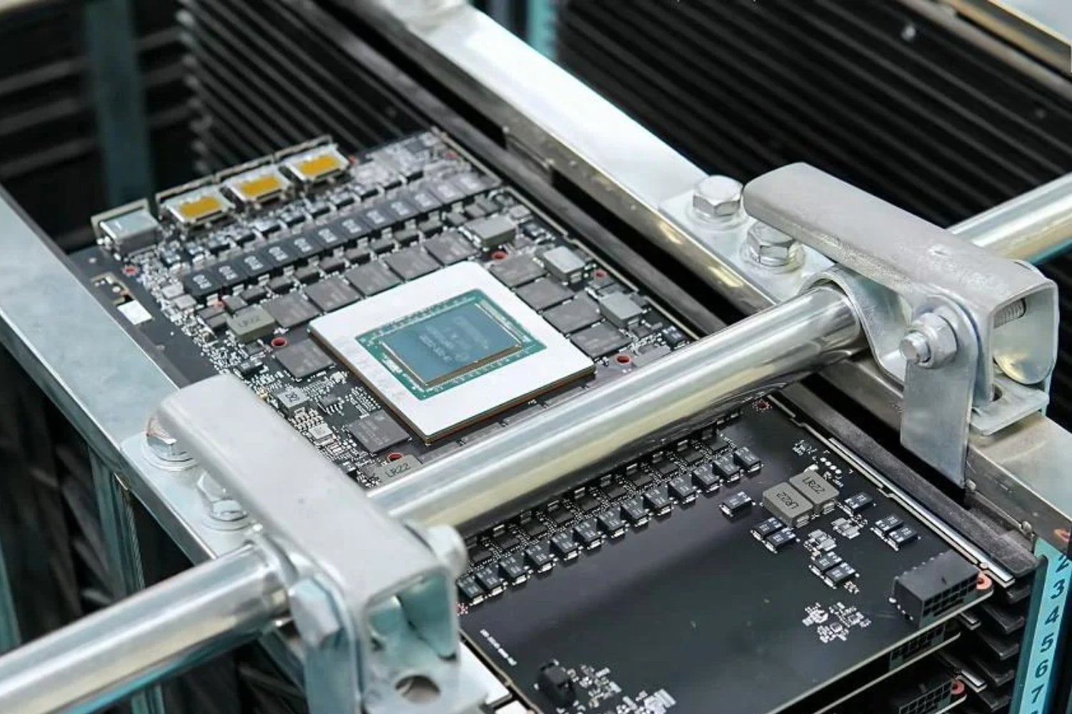 Nvidia creó la RTX 5090 para los jugadores, pero en China están haciendo algo muy diferente. Desmontan tarjetas nuevas para convertirlas en servidores de inteligencia artificial