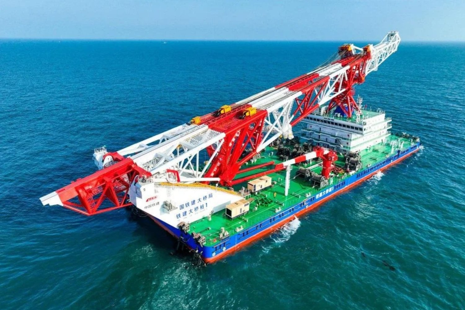 China envió a Brasil un barco de 130 metros capaz de levantar 700 toneladas. Su misión es construir el puente más largo de América Latina