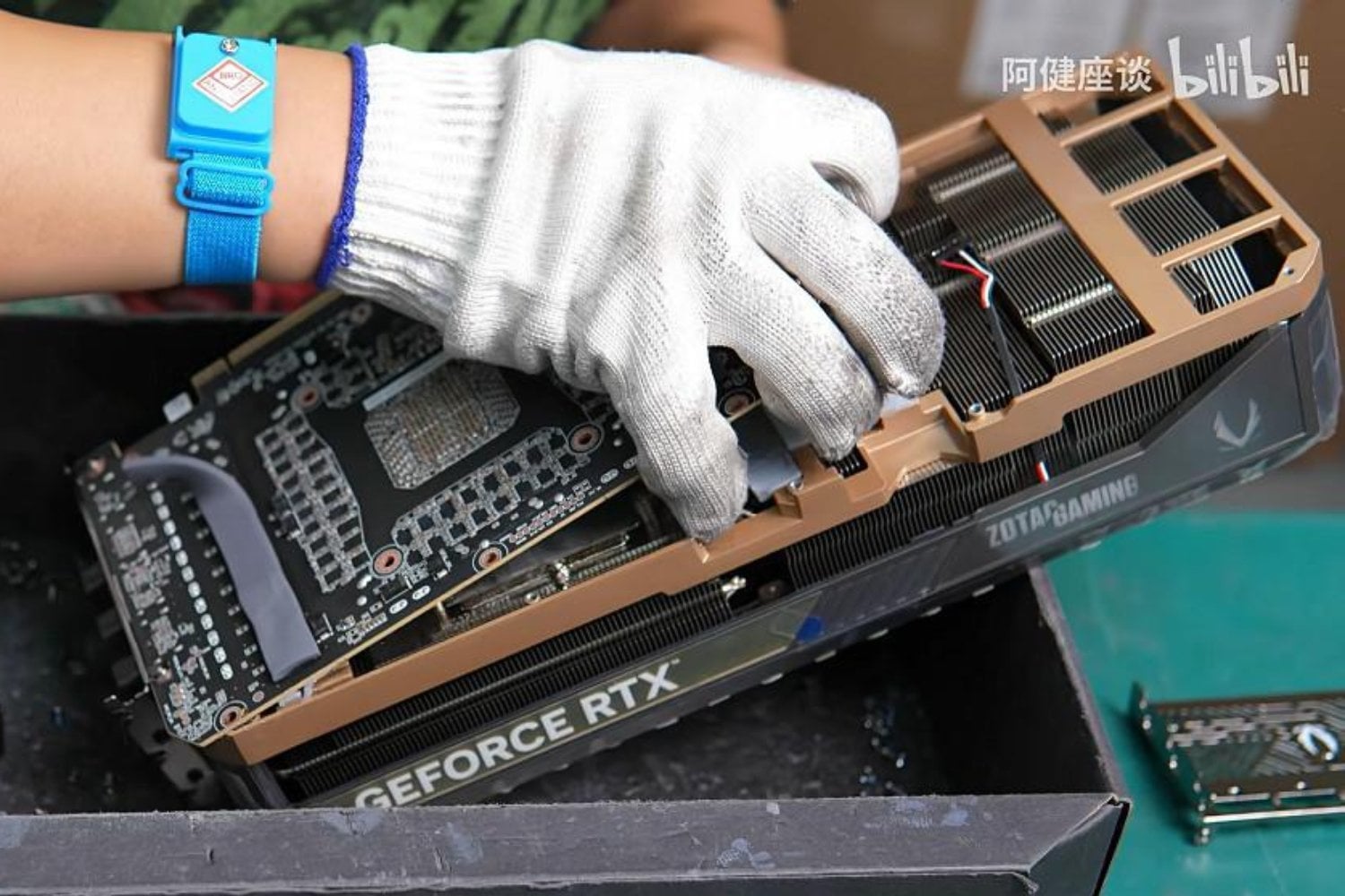 Nvidia creó la RTX 5090 para los jugadores, pero en China están haciendo algo muy diferente. Desmontan tarjetas nuevas para convertirlas en servidores de inteligencia artificial