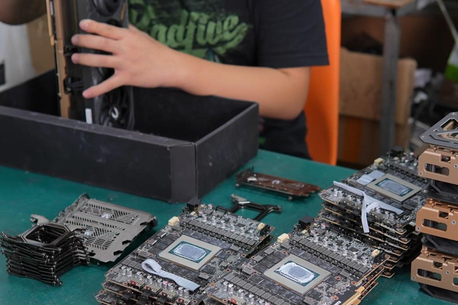 Nvidia creó la RTX 5090 para los jugadores, pero en China están haciendo algo muy diferente. Desmontan tarjetas nuevas para convertirlas en servidores de inteligencia artificial