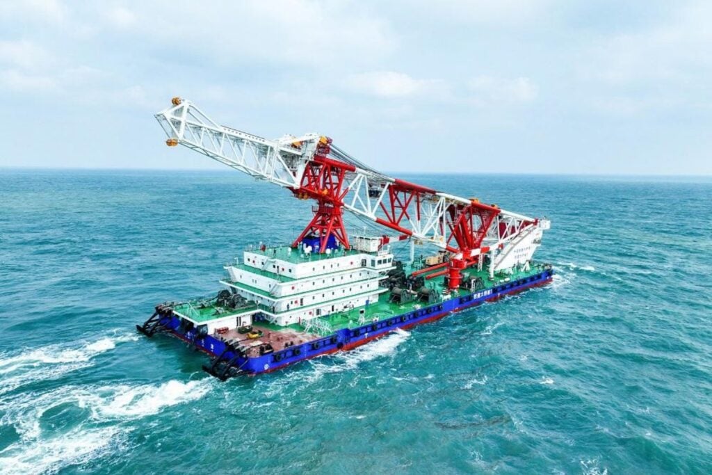 China envió a Brasil un barco de 130 metros capaz de levantar 700 toneladas. Su misión es construir el puente más largo de América Latina