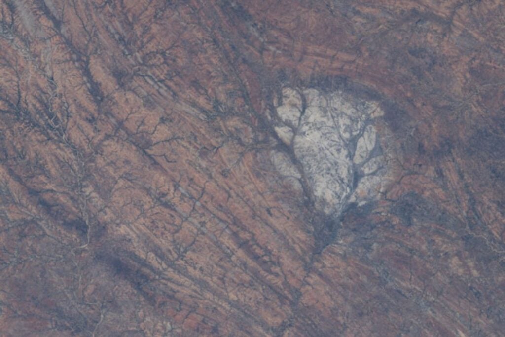 La NASA fotografió una extraña mancha blanca de 100 kilómetros cuadrados en Madagascar. Su origen conecta la Tierra con uno de los grandes misterios de la Luna