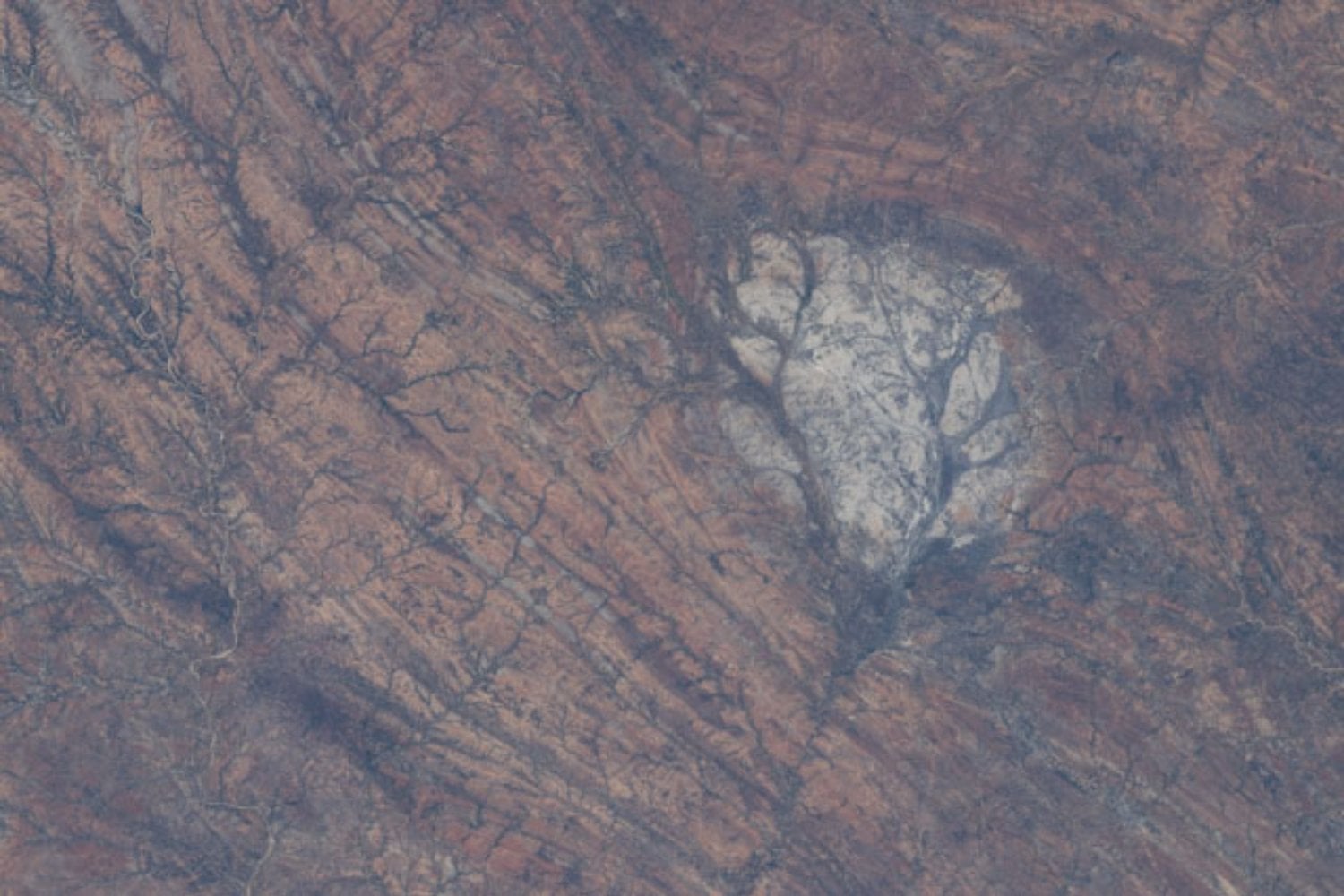 La NASA fotografió una extraña mancha blanca de 100 kilómetros cuadrados en Madagascar. Su origen conecta la Tierra con uno de los grandes misterios de la Luna