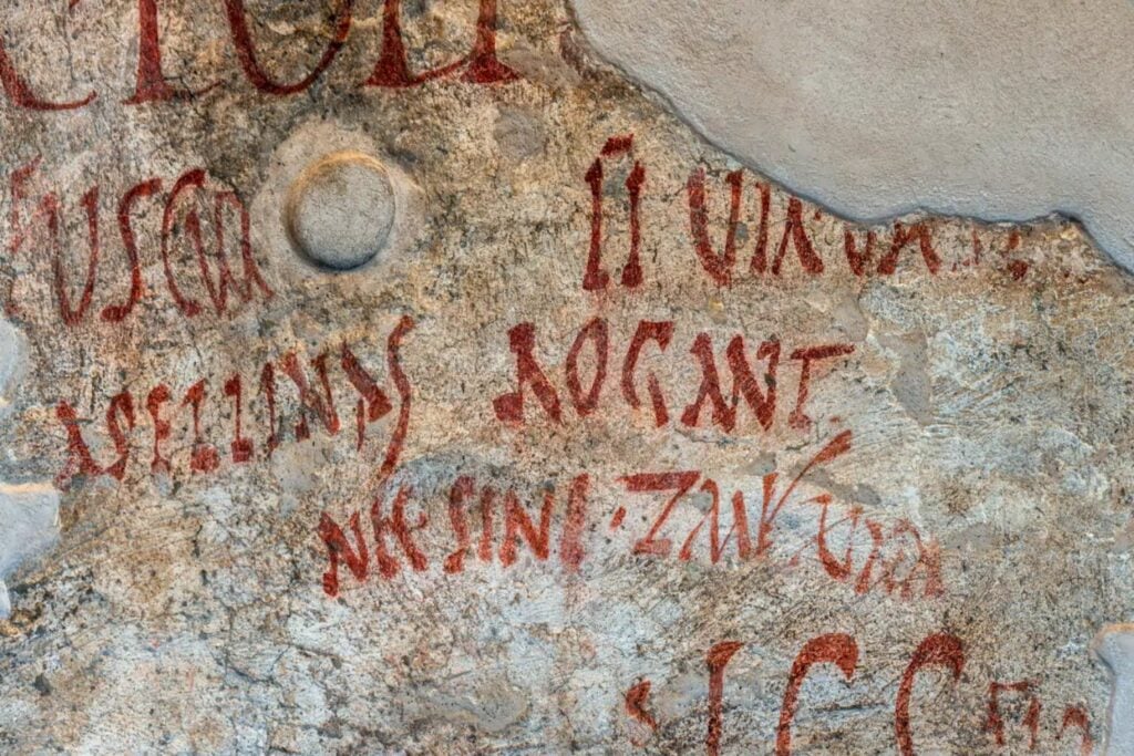Hace 2.000 años, los habitantes de Pompeya ya tenían algo parecido a las redes sociales. Sus mensajes de amor, insultos y discusiones siguen escritos en las paredes
