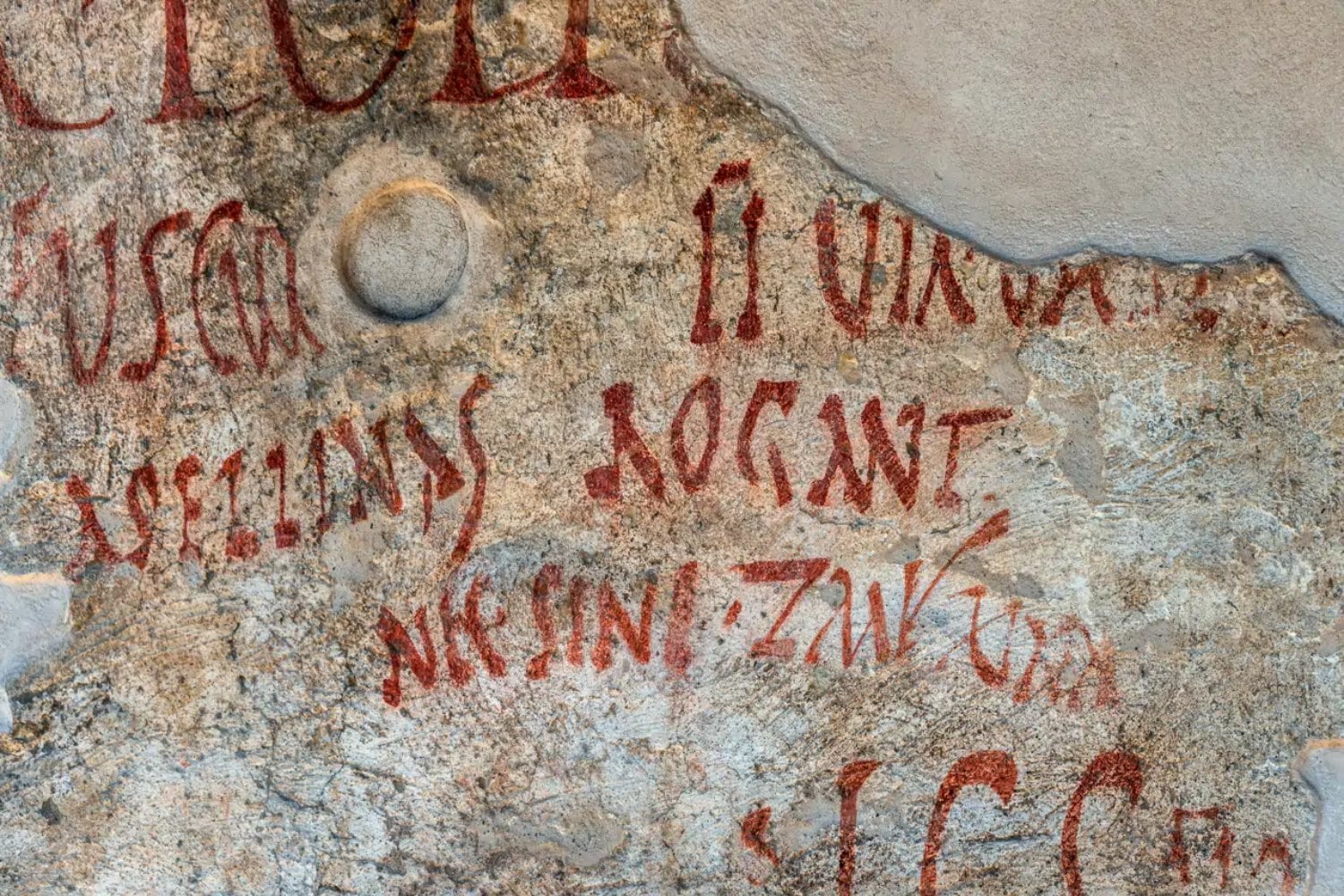 Hace 2.000 años, los habitantes de Pompeya ya tenían algo parecido a las redes sociales. Sus mensajes de amor, insultos y discusiones siguen escritos en las paredes