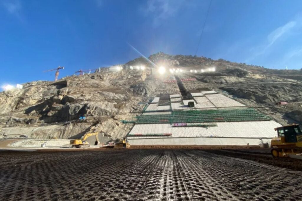 China está levantando una presa de 315 metros a 20 grados bajo cero. Su truco fue conseguir que el Sol “doblara la esquina”