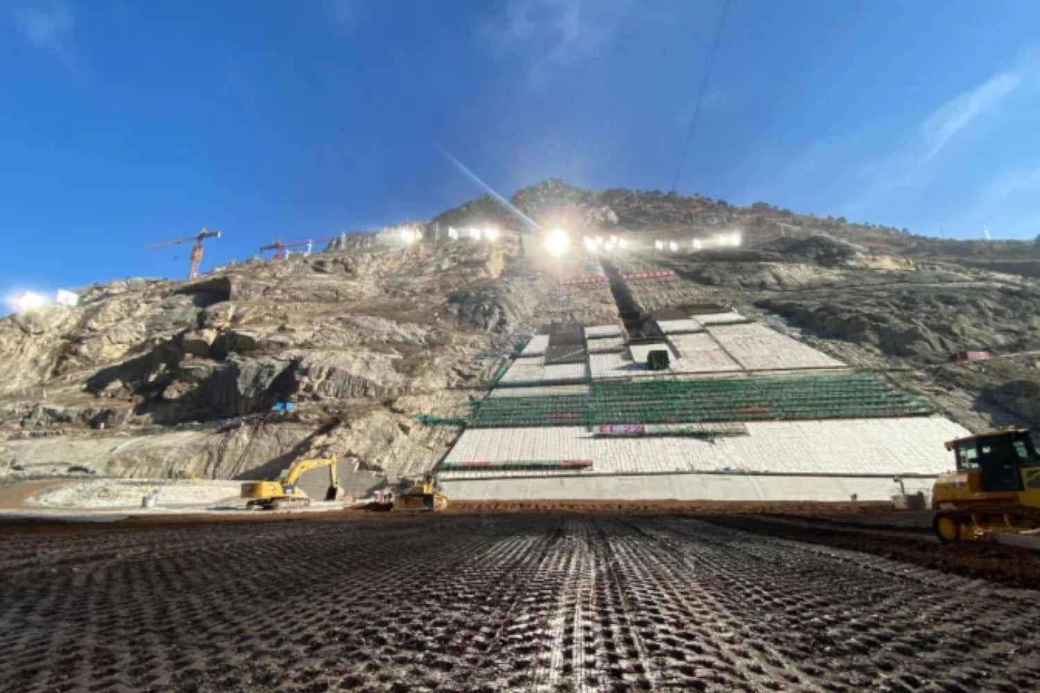 China está levantando una presa de 315 metros a 20 grados bajo cero. Su truco fue conseguir que el Sol “doblara la esquina”