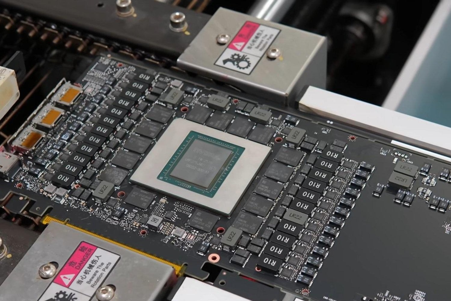 Nvidia creó la RTX 5090 para los jugadores, pero en China están haciendo algo muy diferente. Desmontan tarjetas nuevas para convertirlas en servidores de inteligencia artificial