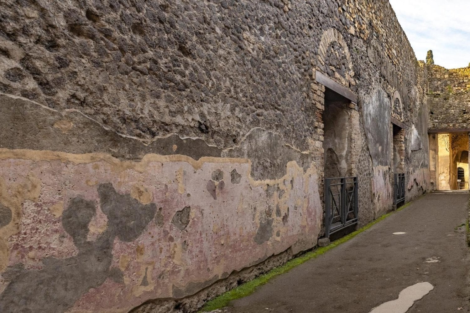 Hace 2.000 años, los habitantes de Pompeya ya tenían algo parecido a las redes sociales. Sus mensajes de amor, insultos y discusiones siguen escritos en las paredes