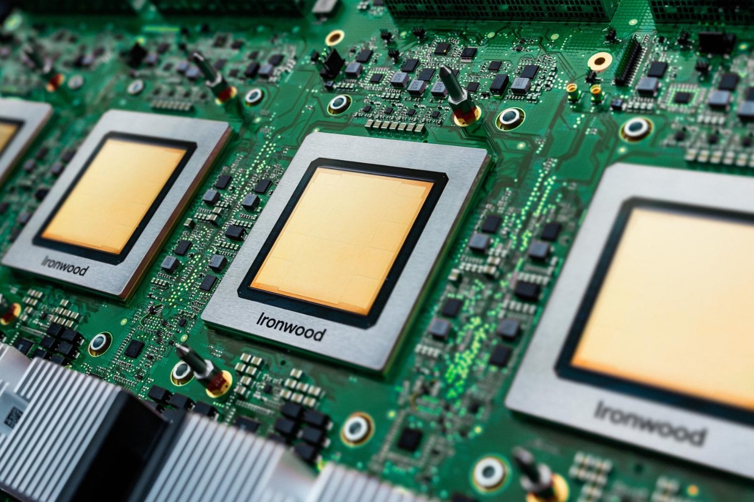 OpenAI compite contra Google con ChatGPT, pero ahora quiere comprarle sus chips de inteligencia artificial. La carrera tecnológica está convirtiendo a los rivales en socios
