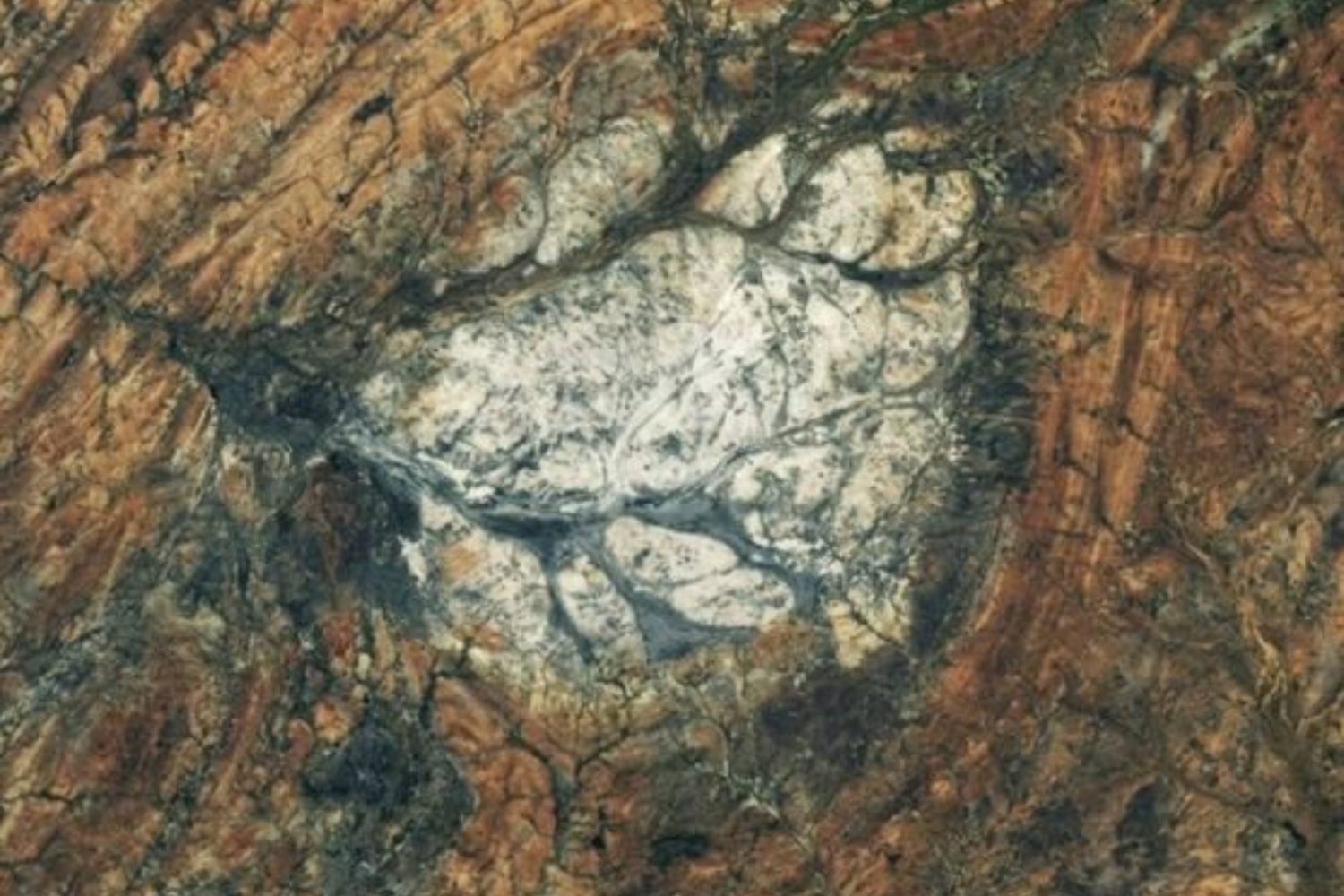 La NASA fotografió una extraña mancha blanca de 100 kilómetros cuadrados en Madagascar. Su origen conecta la Tierra con uno de los grandes misterios de la Luna