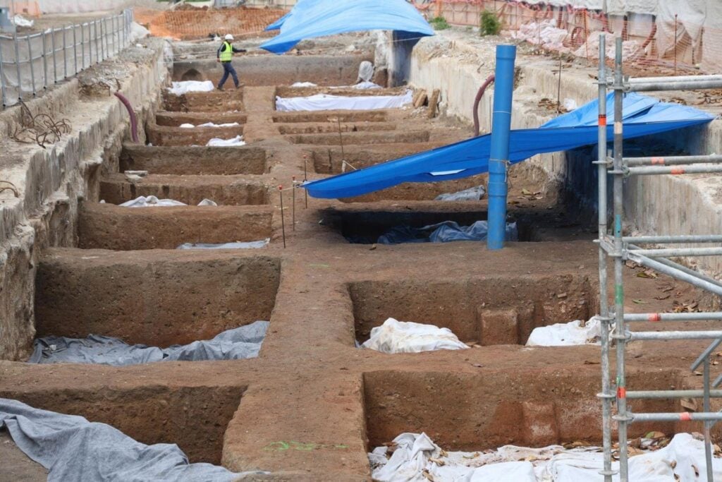 Málaga quería ampliar su metro y terminó encontrando una ciudad de muertos bajo sus calles. Hay más de mil cuerpos romanos y una historia que nadie esperaba