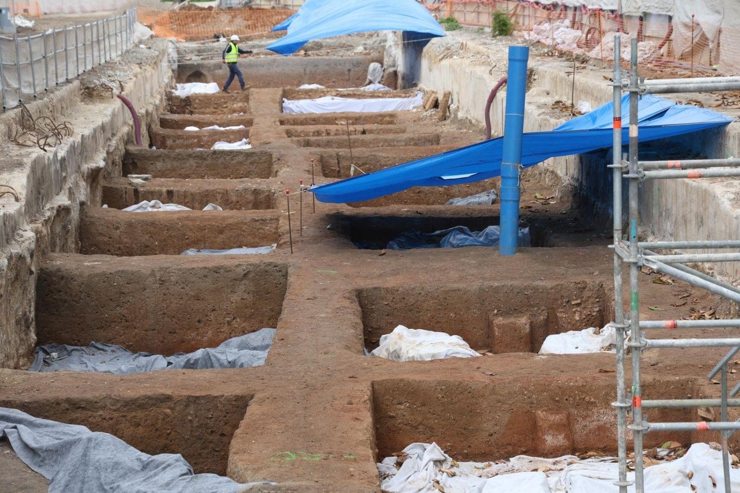 Málaga quería ampliar su metro y terminó encontrando una ciudad de muertos bajo sus calles. Hay más de mil cuerpos romanos y una historia que nadie esperaba