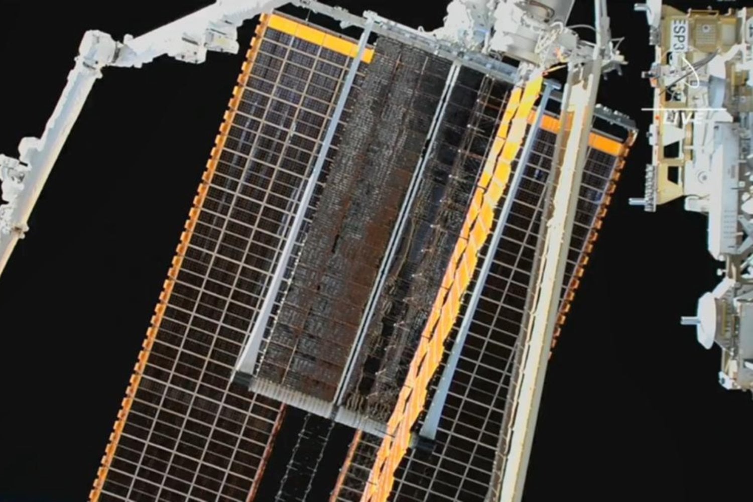 Dos astronautas salen de la Estación Espacial Internacional para instalar un panel solar. La NASA prepara una mejora que también será clave para su despedida