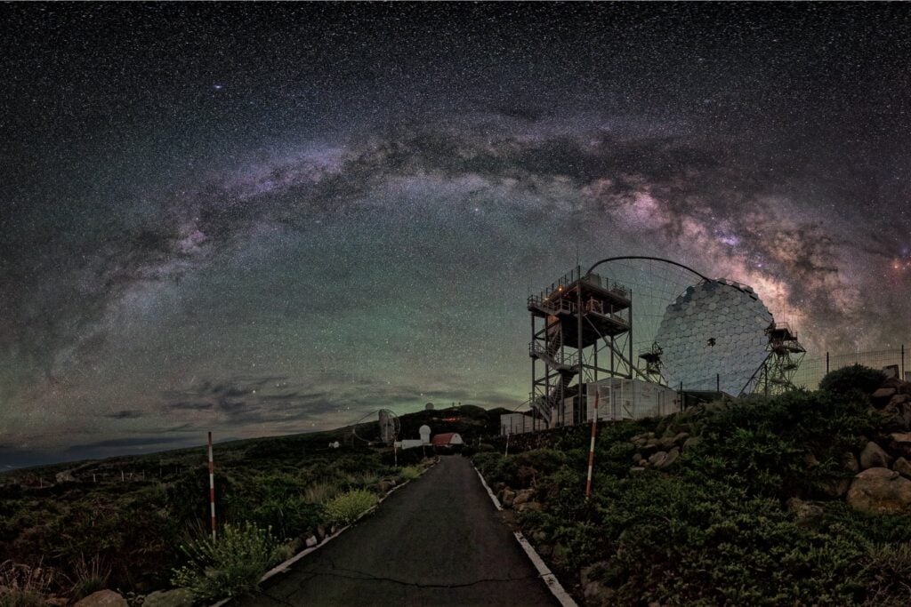 En La Palma han levantado cuatro telescopios de 100 toneladas capaces de girar en 20 segundos. Están hechos para cazar las explosiones más violentas del Universo