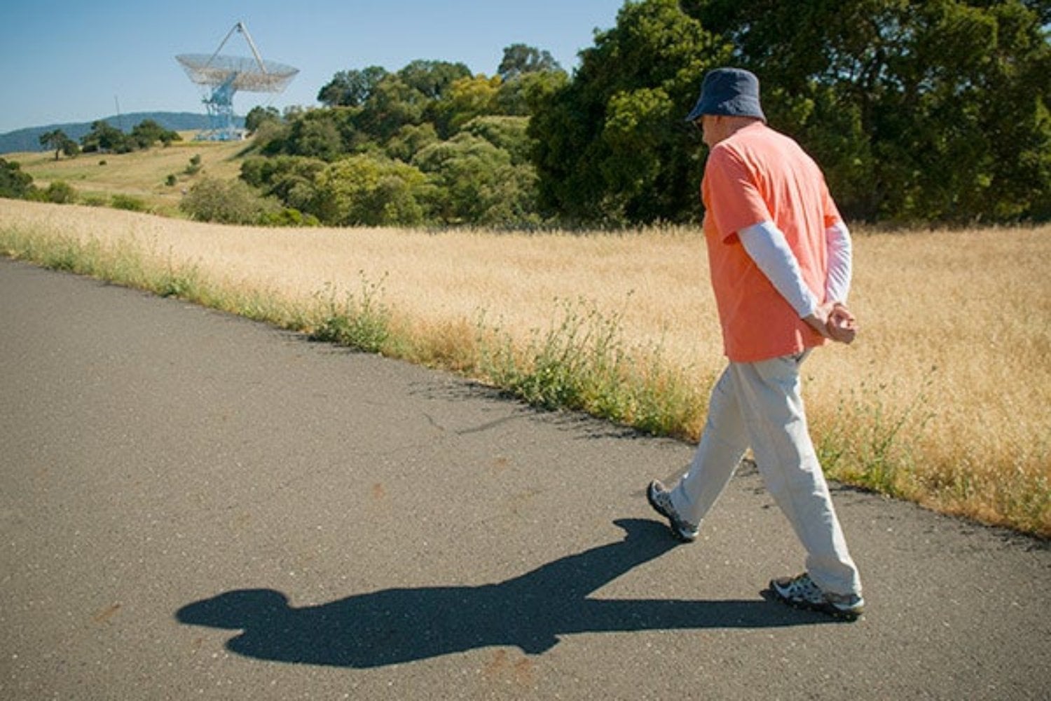 Caminar con las manos detrás de la espalda parece un gesto sin importancia. La psicología tiene algunas explicaciones sobre lo que puede significar