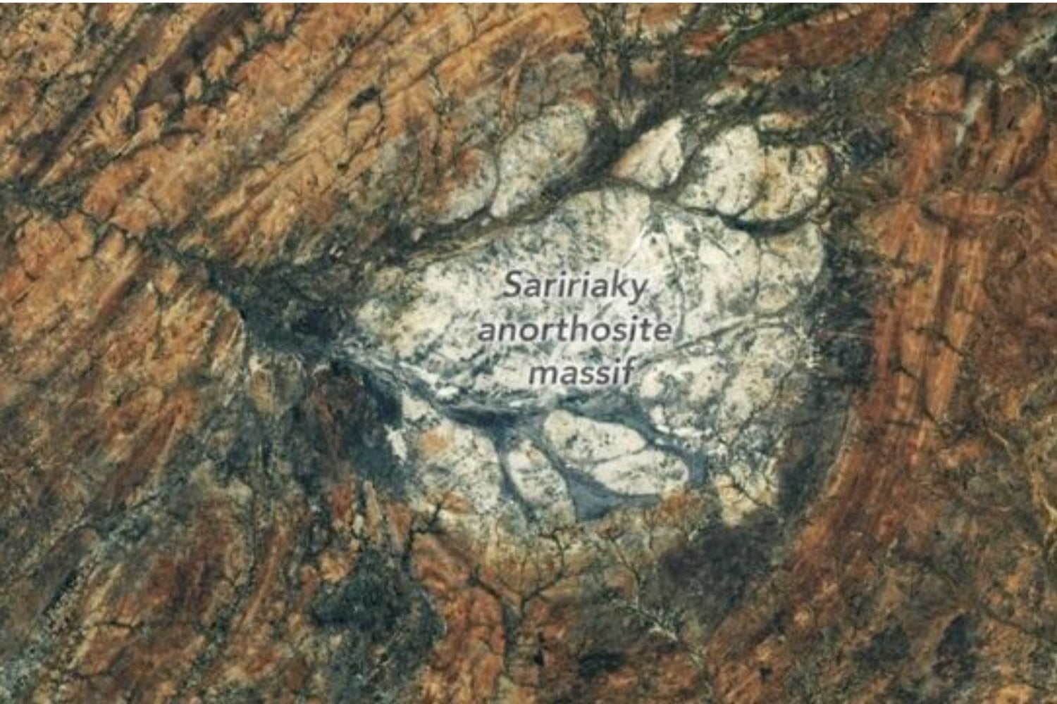 La NASA fotografió una extraña mancha blanca de 100 kilómetros cuadrados en Madagascar. Su origen conecta la Tierra con uno de los grandes misterios de la Luna