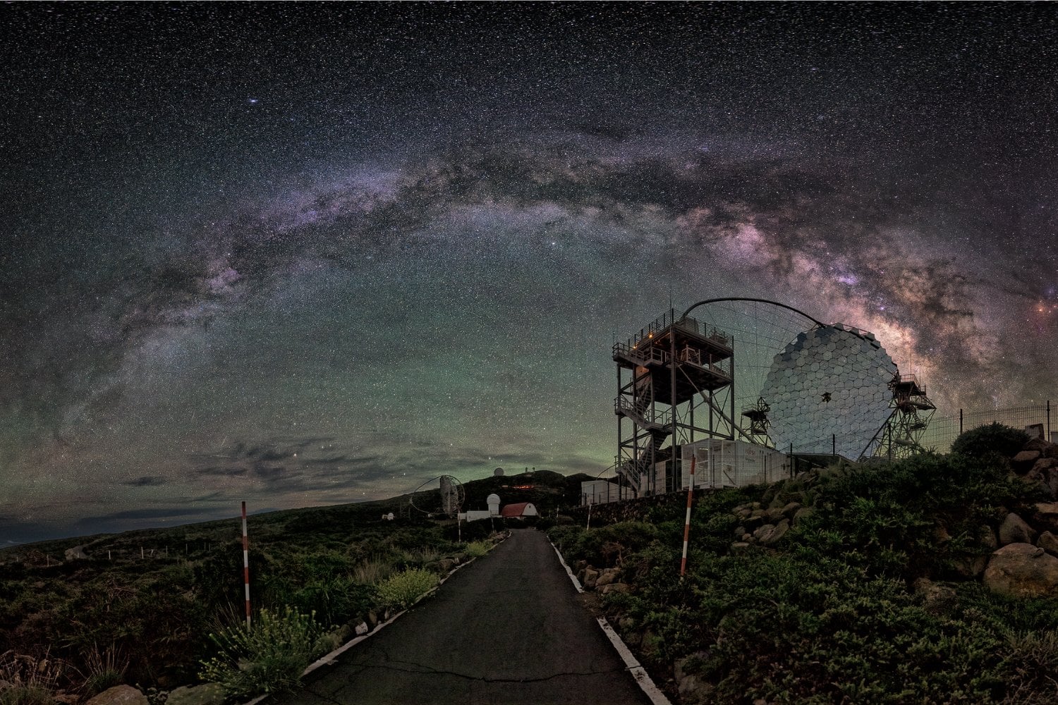 En La Palma han levantado cuatro telescopios de 100 toneladas capaces de girar en 20 segundos. Están hechos para cazar las explosiones más violentas del Universo