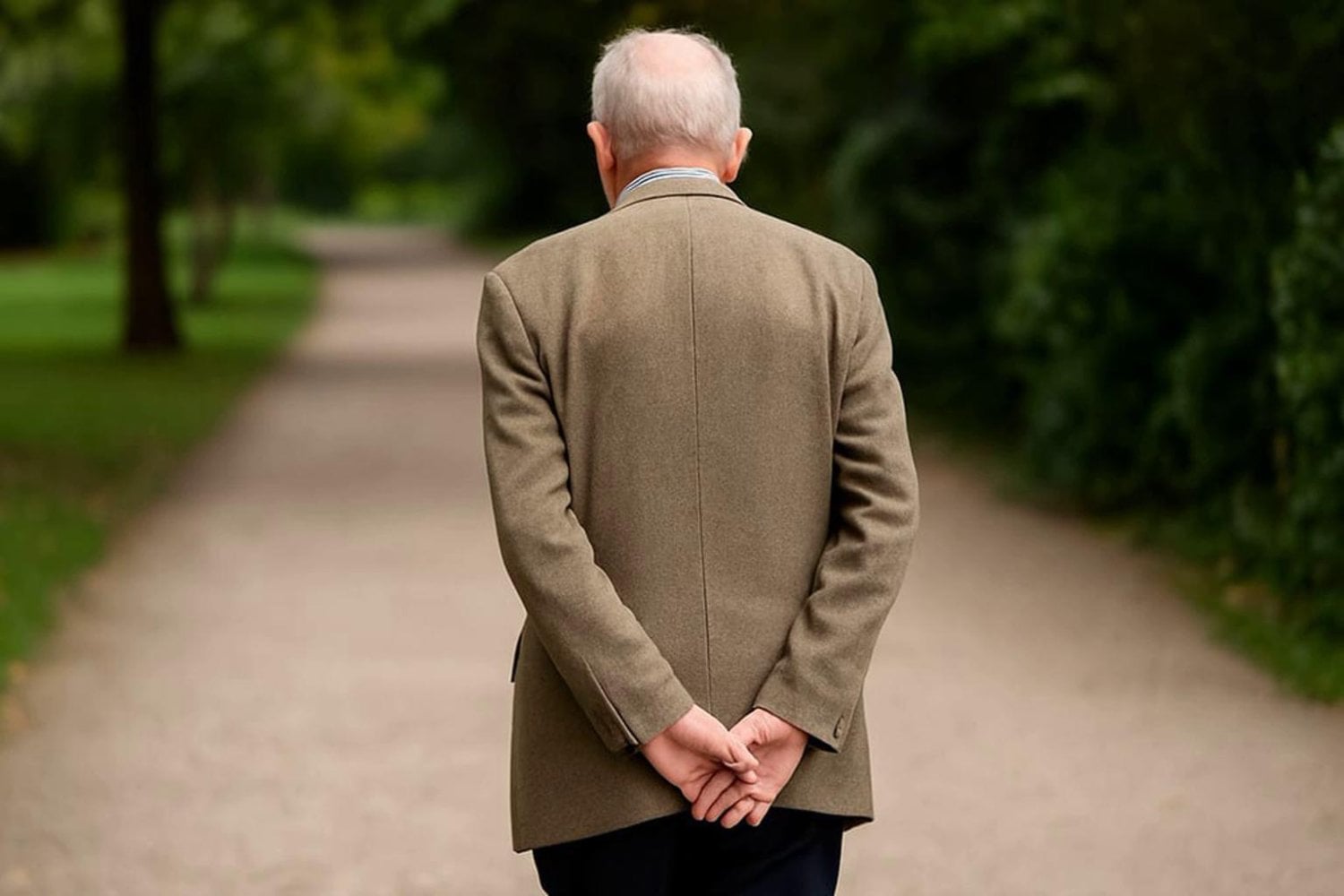 Caminar con las manos detrás de la espalda parece un gesto sin importancia. La psicología tiene algunas explicaciones sobre lo que puede significar