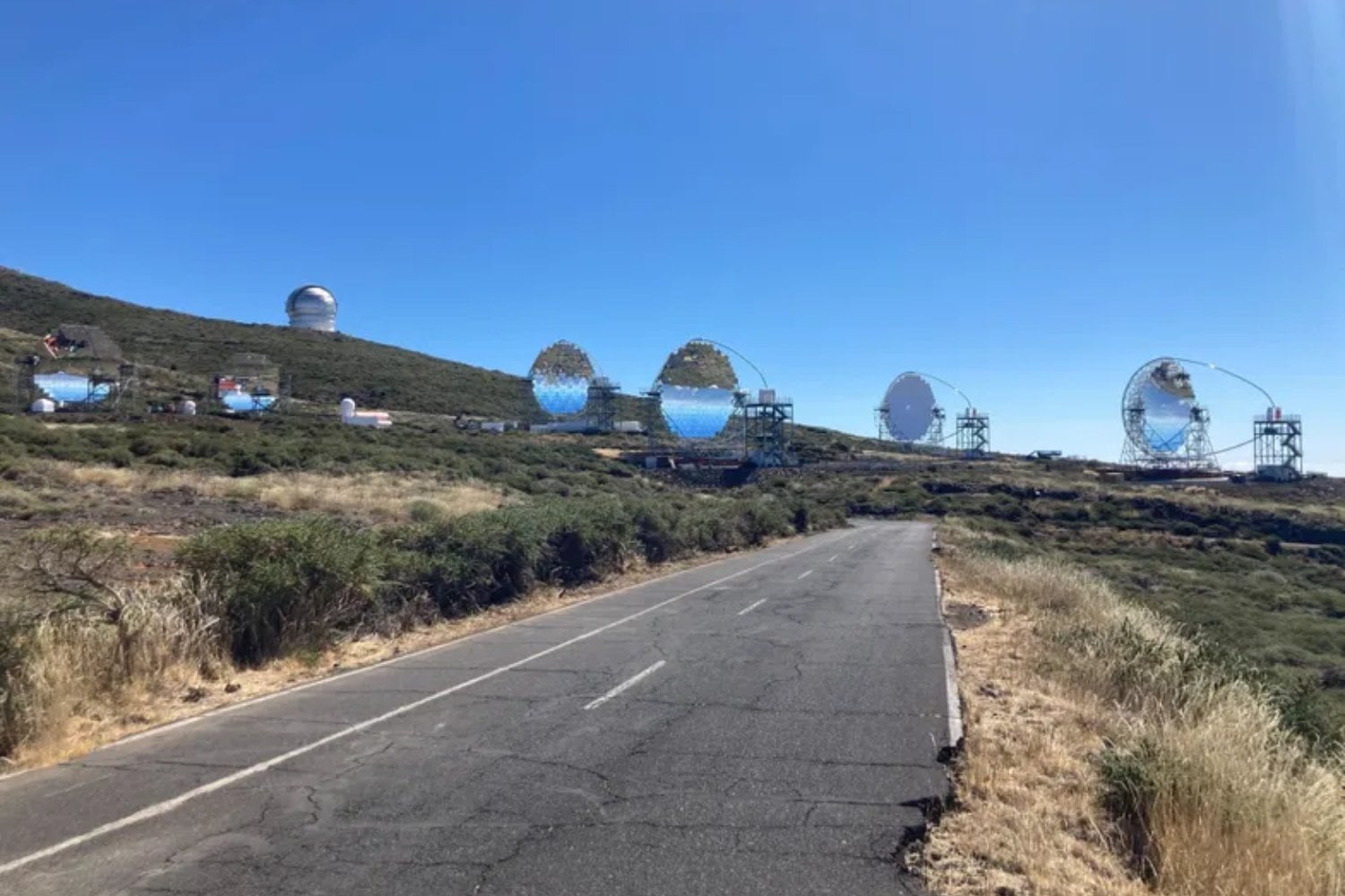 En La Palma han levantado cuatro telescopios de 100 toneladas capaces de girar en 20 segundos. Están hechos para cazar las explosiones más violentas del Universo