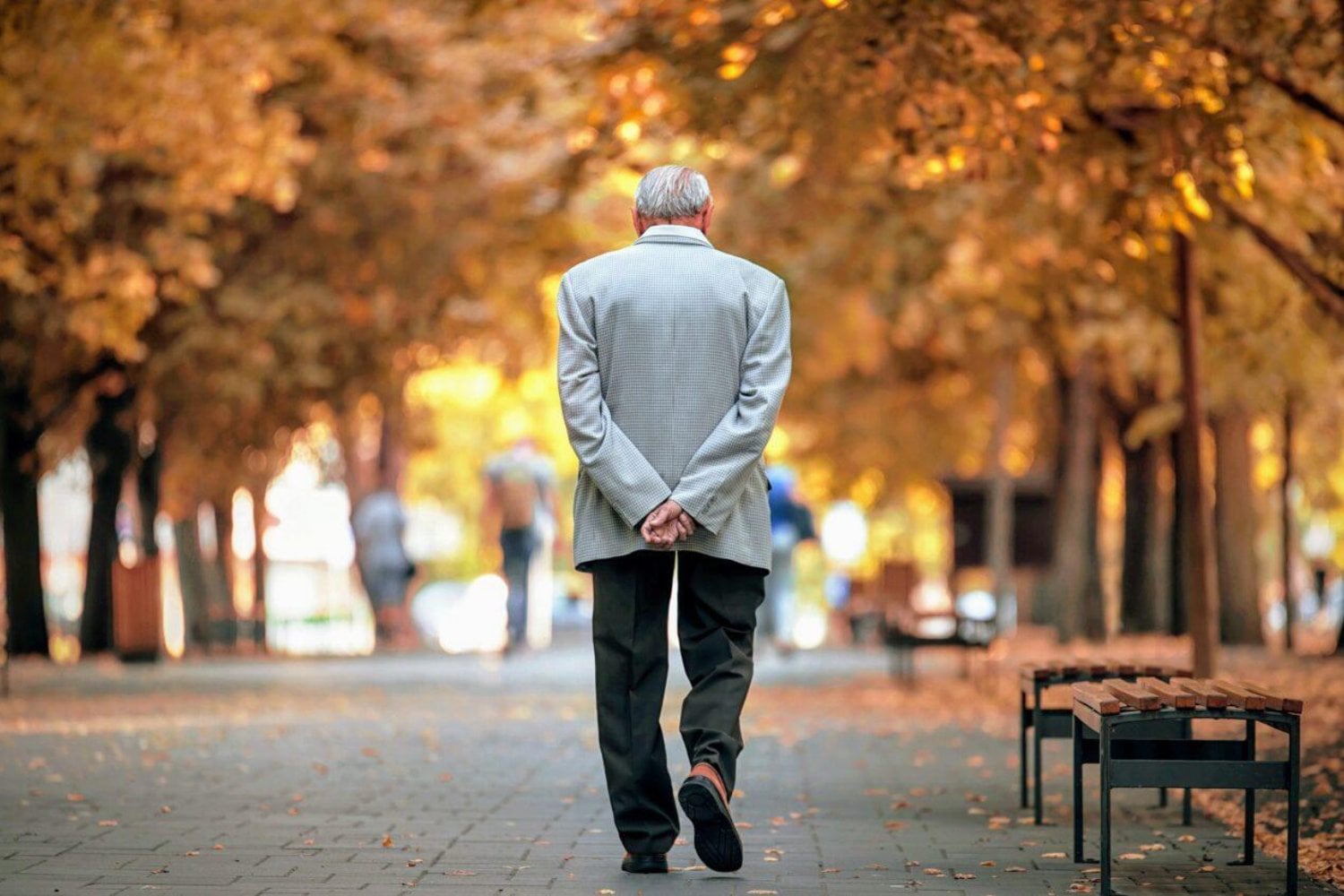 Caminar con las manos detrás de la espalda parece un gesto sin importancia. La psicología tiene algunas explicaciones sobre lo que puede significar