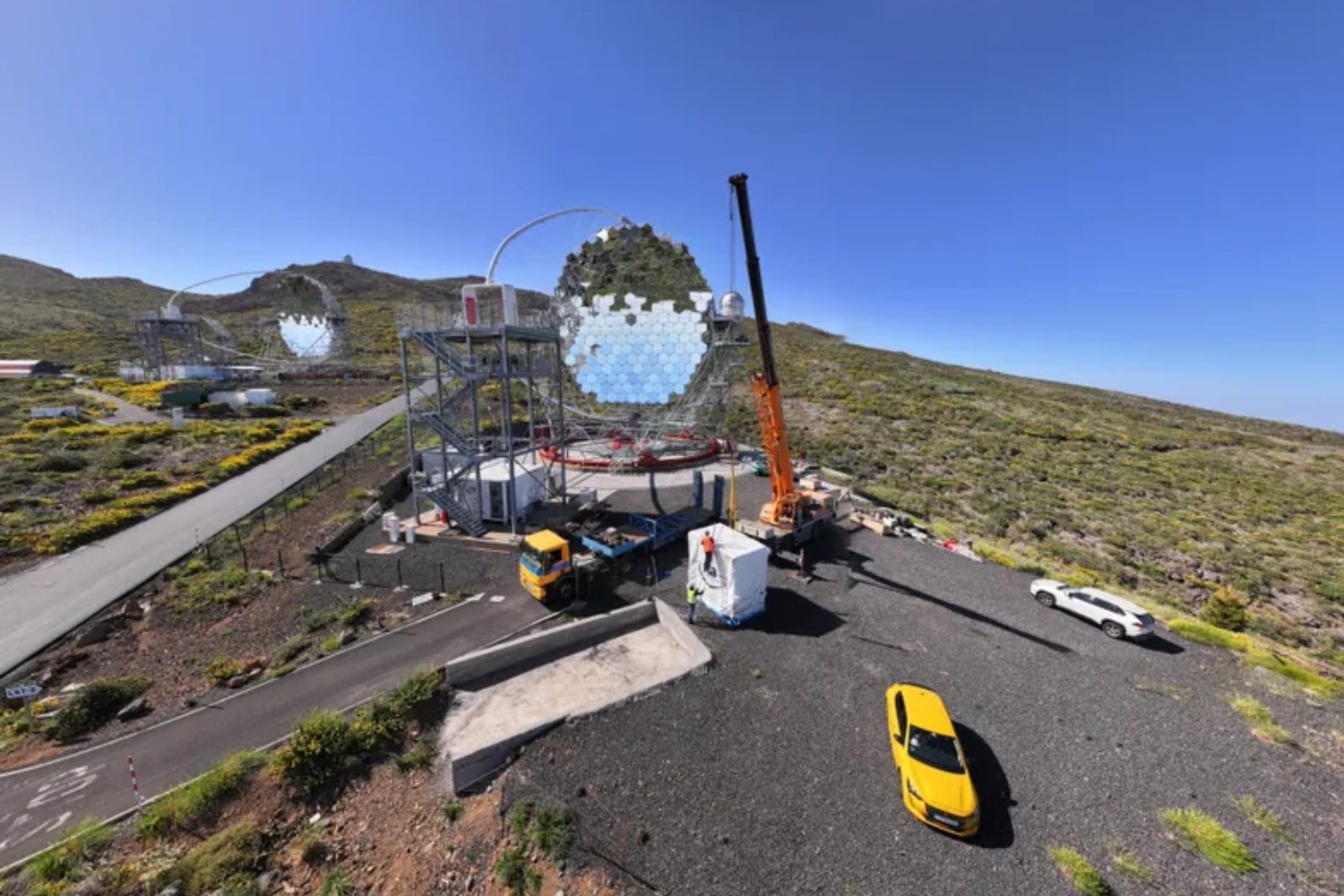 En La Palma han levantado cuatro telescopios de 100 toneladas capaces de girar en 20 segundos. Están hechos para cazar las explosiones más violentas del Universo