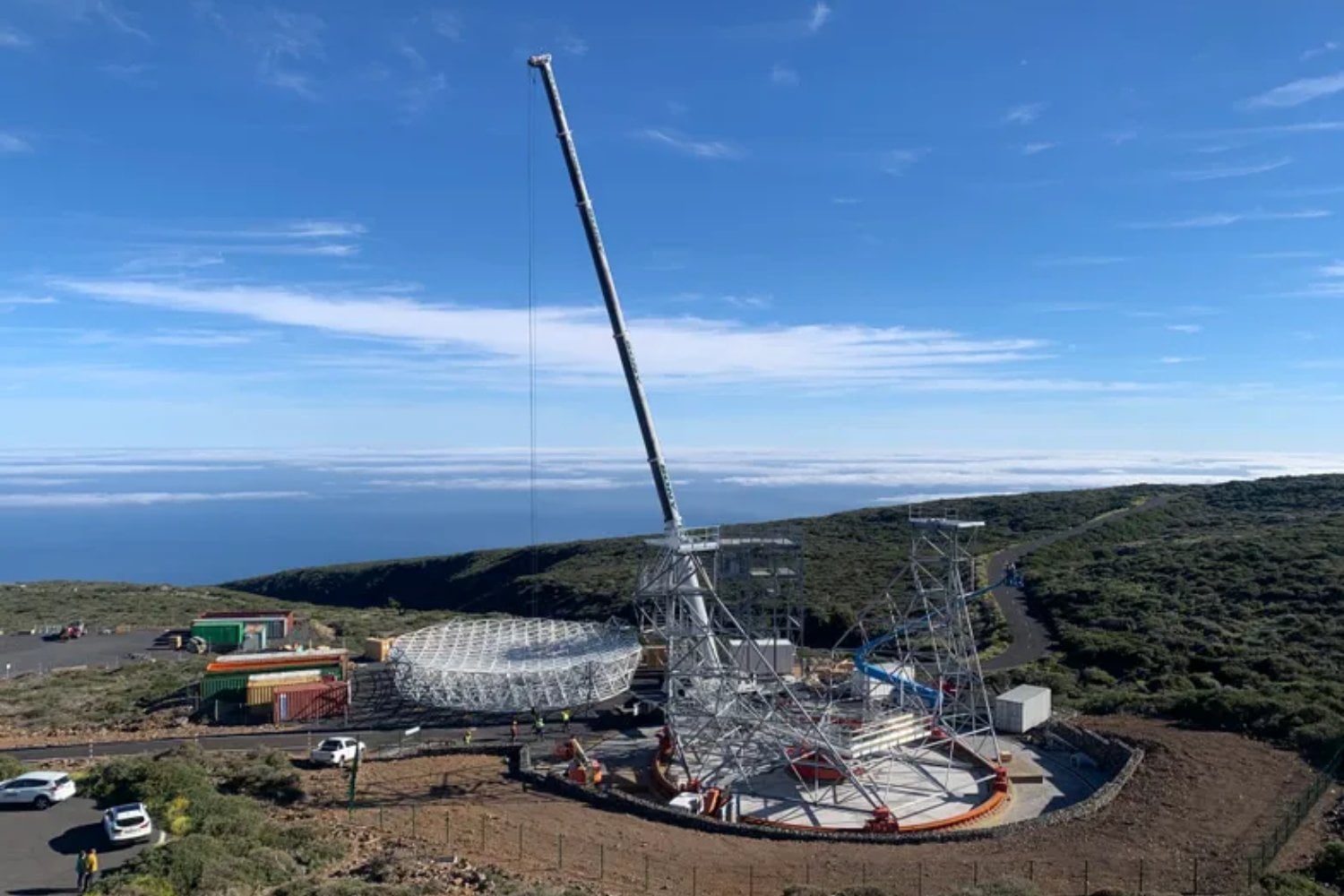 En La Palma han levantado cuatro telescopios de 100 toneladas capaces de girar en 20 segundos. Están hechos para cazar las explosiones más violentas del Universo