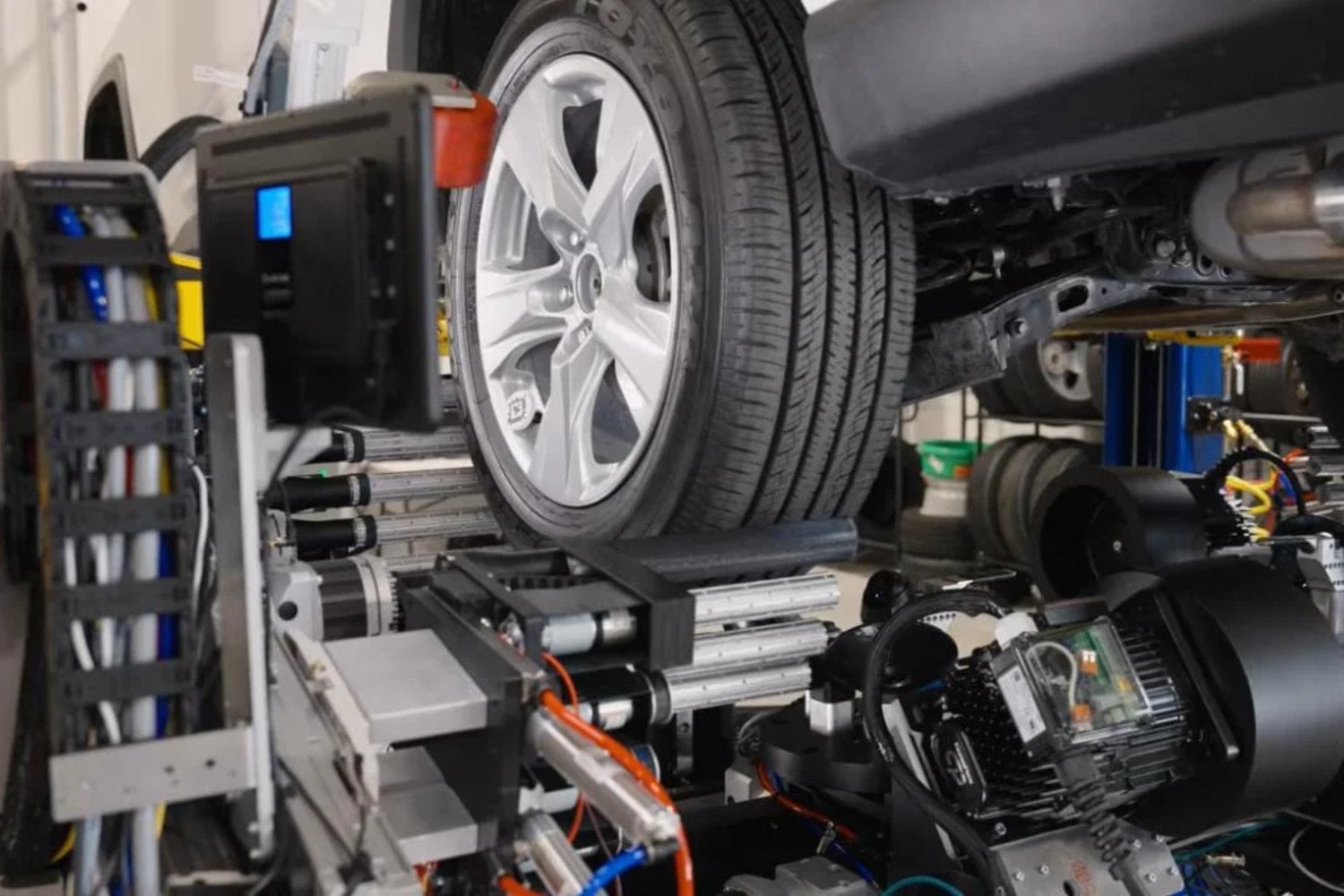 Un robot acaba de poner en jaque una de las tareas más habituales de los mecánicos. Cambia los cuatro neumáticos sin quitar las ruedas del coche