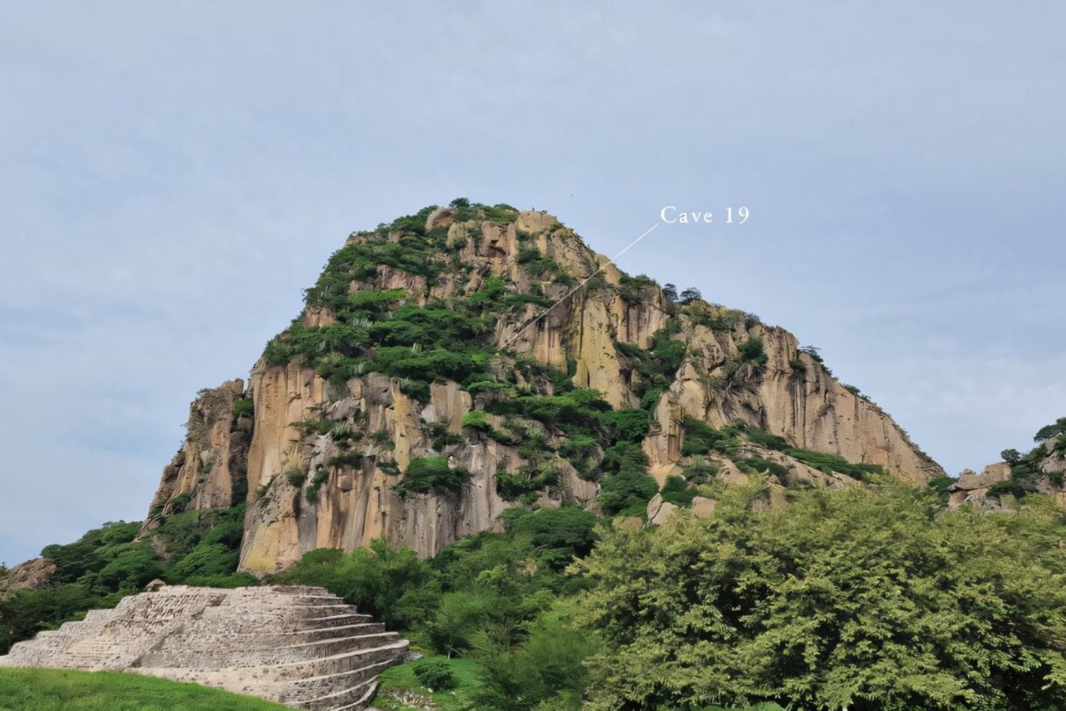 Una cueva de México guardaba tres manchas rojas casi borradas. Ahora son una pista clave para entender cómo escribía Teotihuacán