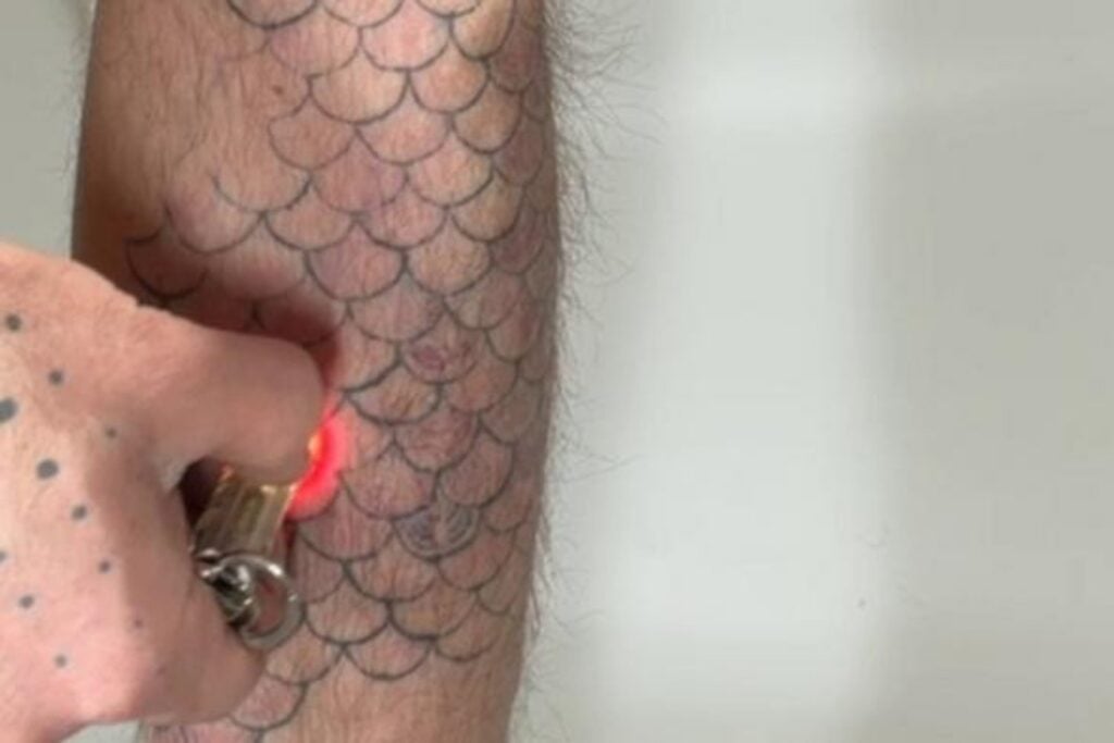 Los tatuajes llevan siglos siendo una decisión casi permanente. Una nueva tinta acaba de poner esa idea patas arriba