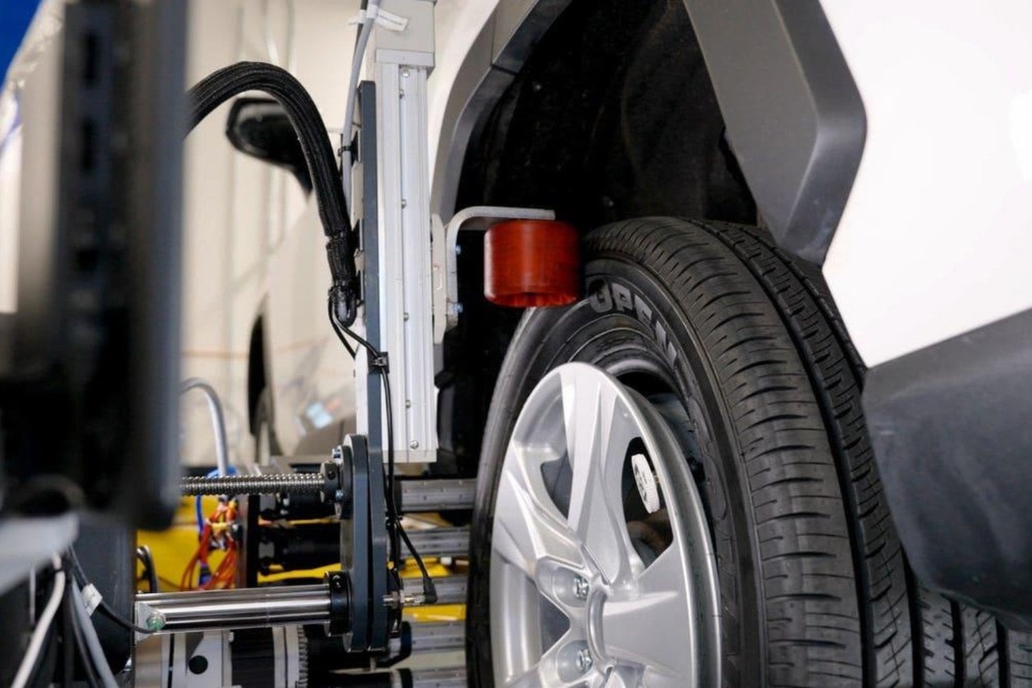 Un robot acaba de poner en jaque una de las tareas más habituales de los mecánicos. Cambia los cuatro neumáticos sin quitar las ruedas del coche